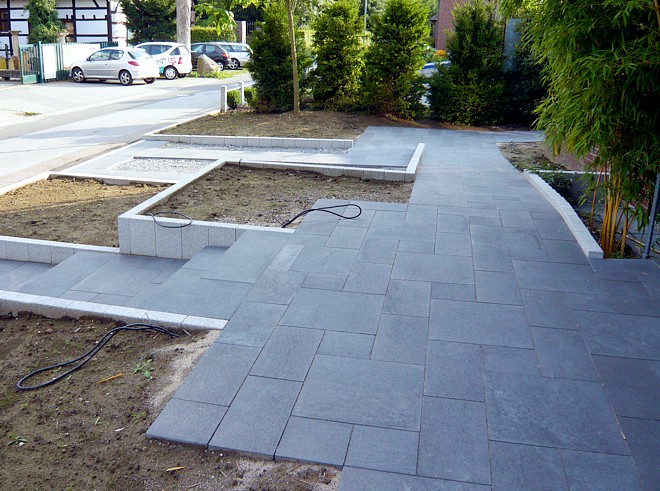 Barrierefreier Vorgarten mit großformatigen Bodenplatten